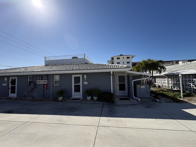 Building Photo - 1205 Tarpon Center Dr