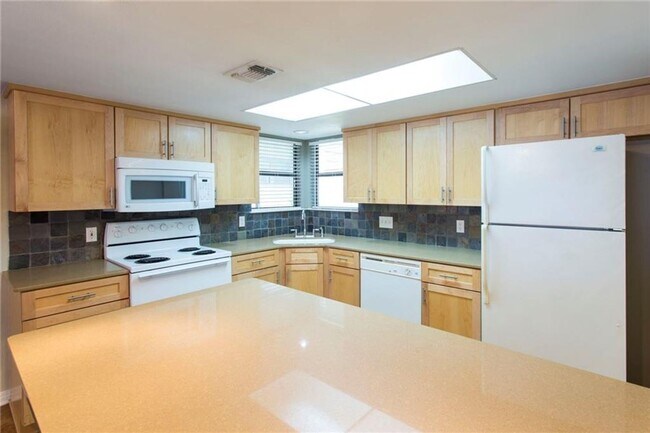 Building Photo - Great Two bedroom One Bath