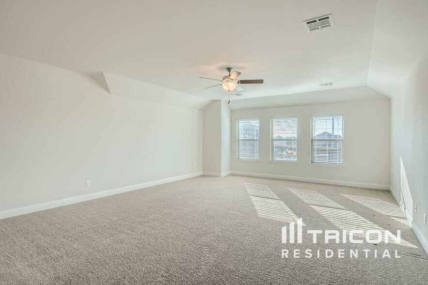 Building Photo - 334 S Hill Dr