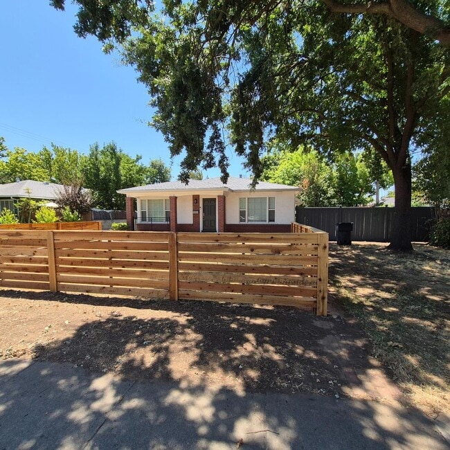 Building Photo - Excellent Tahoe Park Home.