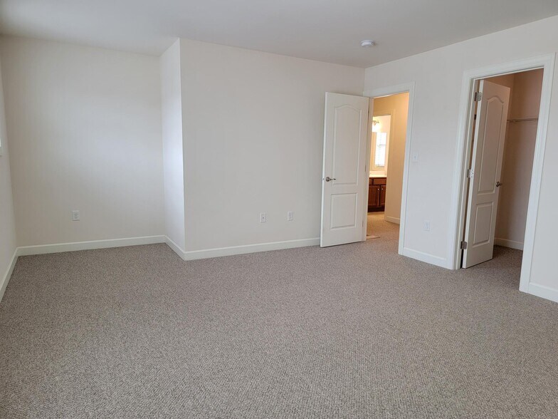Building Photo - 5231 Summerfield Dr