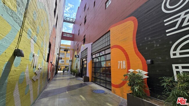 Building Photo - 746 S Los Angeles St
