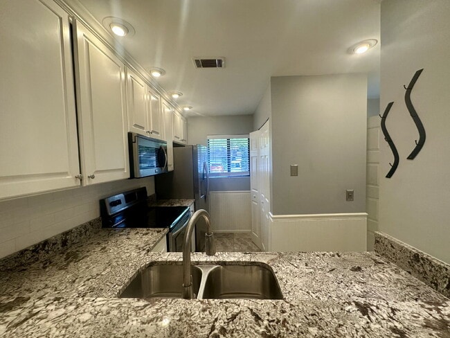 Building Photo - Two Bedroom Single Level Condo at Woodlake on Hilton Head Island!