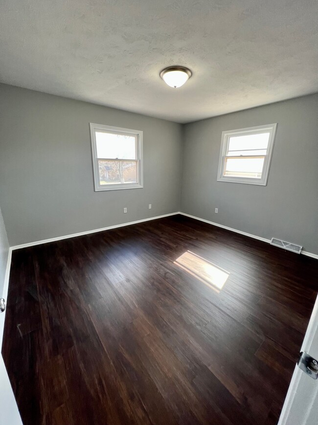 Building Photo - 6606 S 108th Terrace