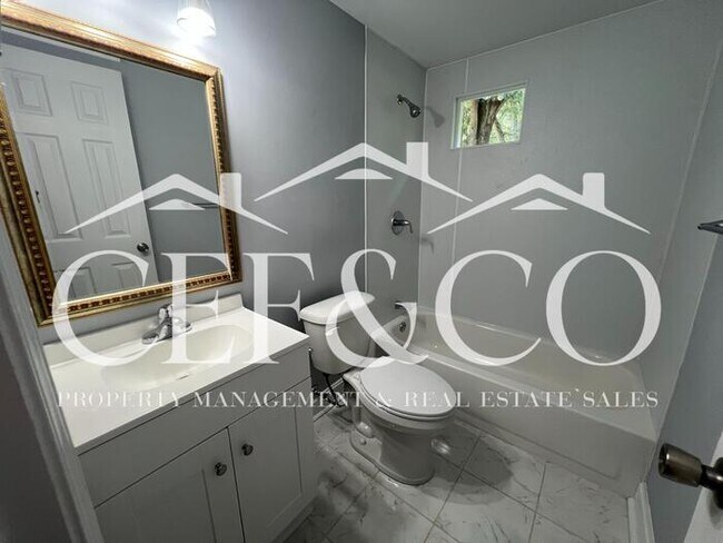 Building Photo - Cozy 2 bedroom 1 bathroom home now available in Moore