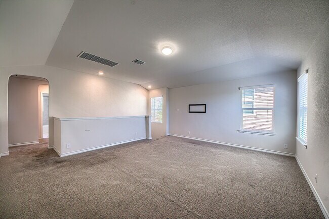 Building Photo - Stunning 4 bedroom offering 50% off the fi...