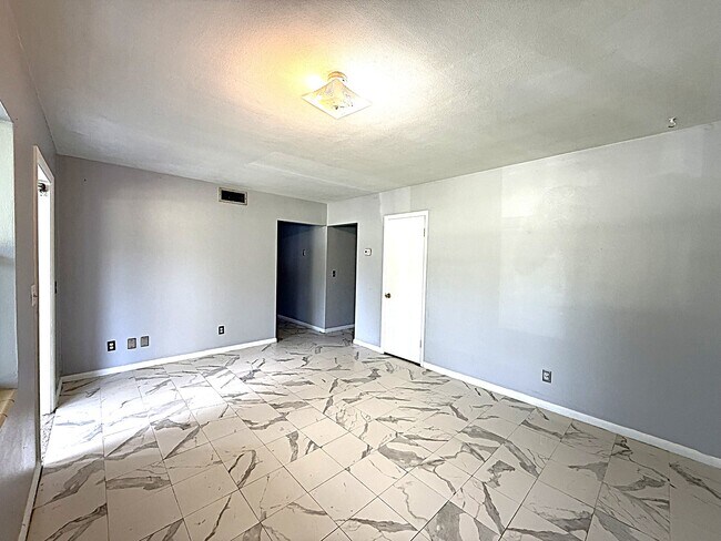 Building Photo - 107 Hill Cir