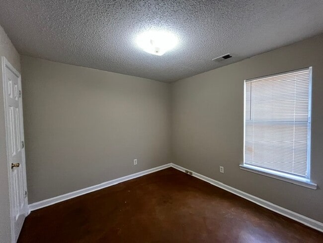 Building Photo - 7043 Foxhall Dr