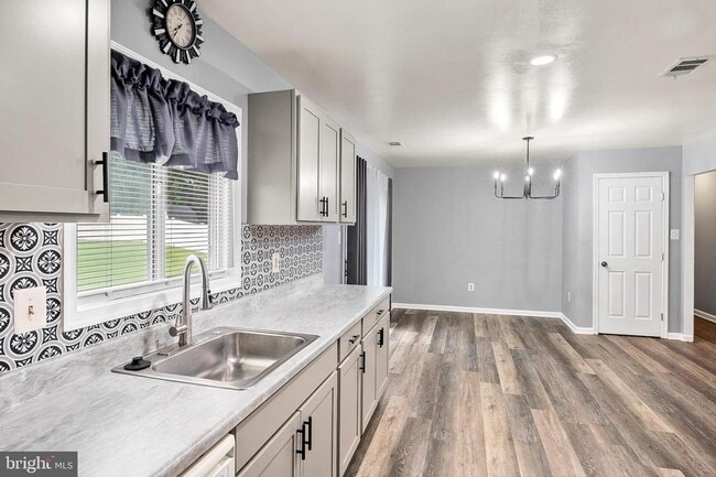 Building Photo - 9700 Cedarhollow Ln