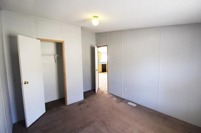 Building Photo - 1-Bedroom Duplex on Corner Lot – Near Midw...