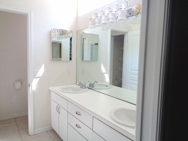 Building Photo - Welcome to your new home in beautiful Venice, Fl!  2 Bedroom 2 Bath w/ Den