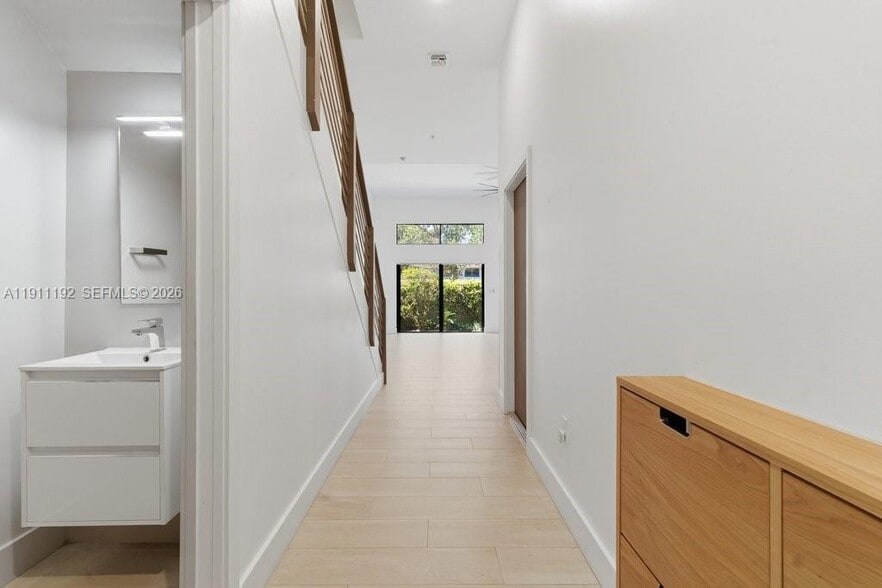 Building Photo - 913 NW 45th Ter