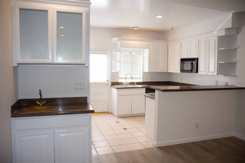 Building Photo - 627 N Sweetzer Ave