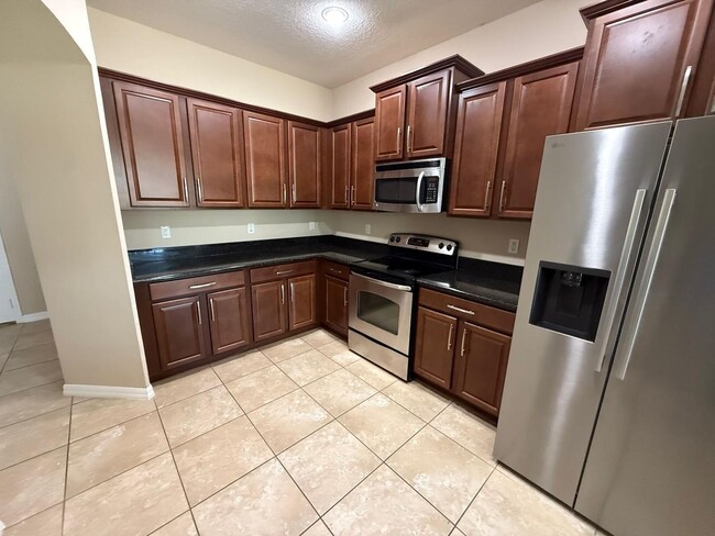 Building Photo - Beautiful 3 bedroom, 2.5 bath recently ren...