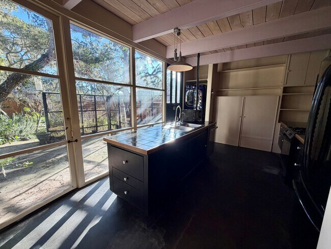 Building Photo - Unique 2 bedroom 2 bath home in Pacific Grove!