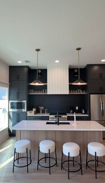 Building Photo - Awesome New Construction 5BR House Close to Campus