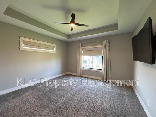 Building Photo - 2850 Sunflower Dr