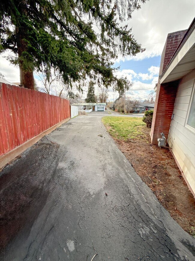Building Photo - 3 Bedroom, 1.5 Bath House in Pacific Terrace neighborhood