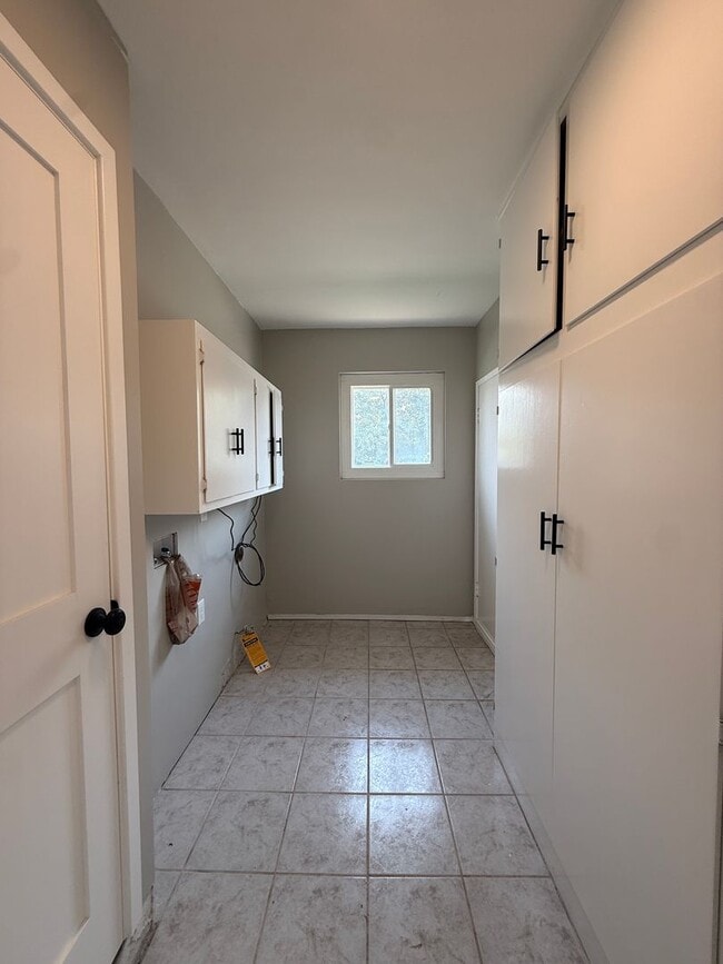 Building Photo - Centrally Located Single Story Updated Home