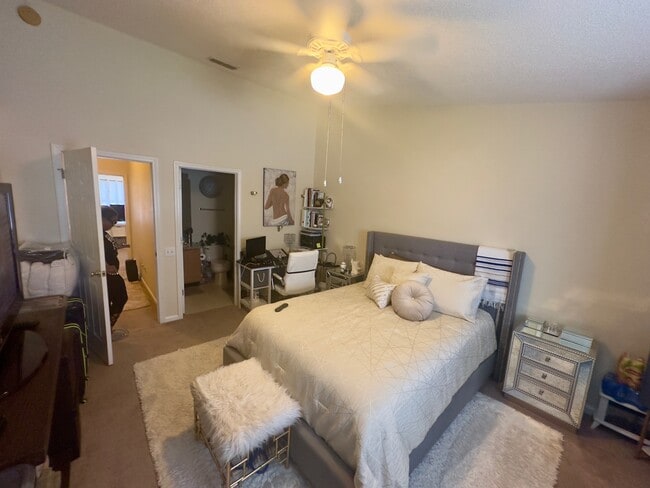 Building Photo - 12311 Kensington Lakes Dr