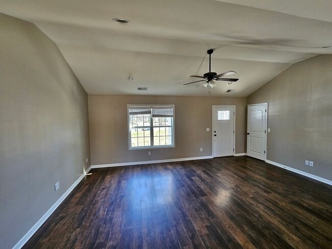 Building Photo - 3 Bedroom, 2 Bath home.