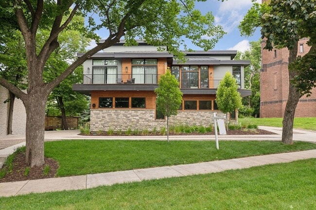 Building Photo - 1726 Kenwood Pkwy