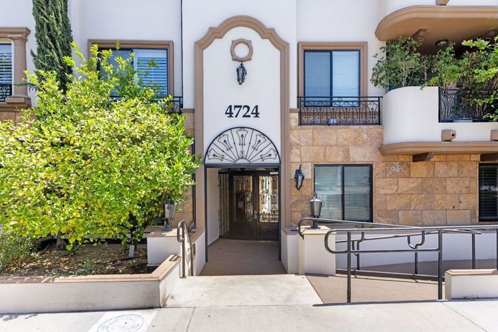 Building Photo - Modern 3 Bed, 2 Bath Condo for Lease – 1,320 Sq Ft – Prime Sherman Oaks Location