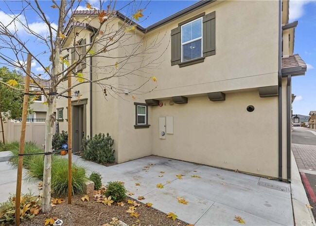 Building Photo - $500 OFF MOVE IN - Must take possession within 14 days.  Located in the desirable Vista Bella com...