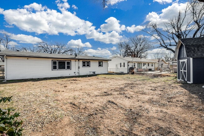 Building Photo - 1433 N Kokomo Ave