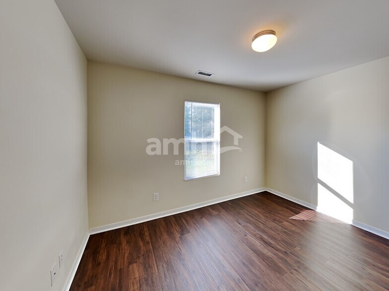 Building Photo - 226 Woodcreek Ln