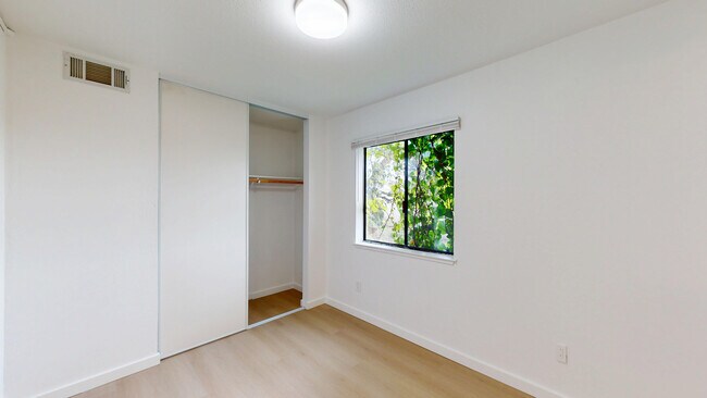 Building Photo - 2037 Castro St