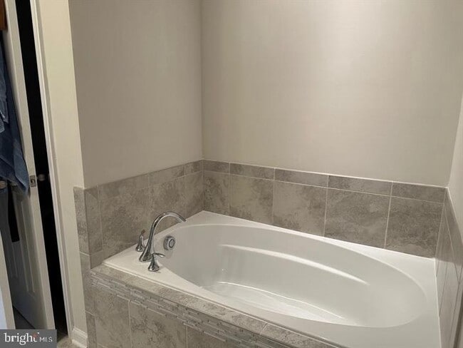 Building Photo - 7118 Rowlock Aly