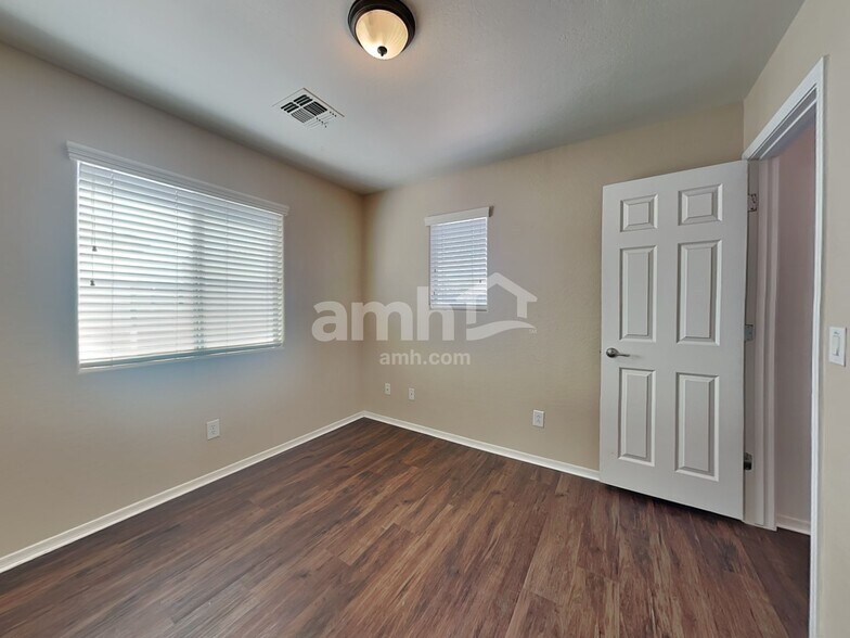 Building Photo - 14241 W Port Royale Ln