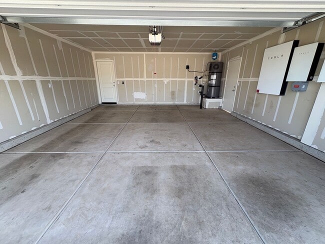 Building Photo - Tulare smart home, DR HORTON built home Available Now! Energy efficient