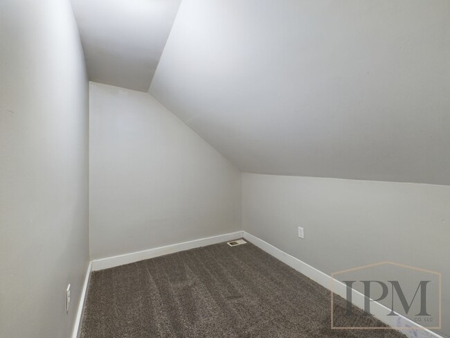 Building Photo - Available Now Newly Remodeled Cozy 3 Bedro...