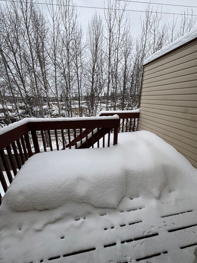 Building Photo - 100 Burton St