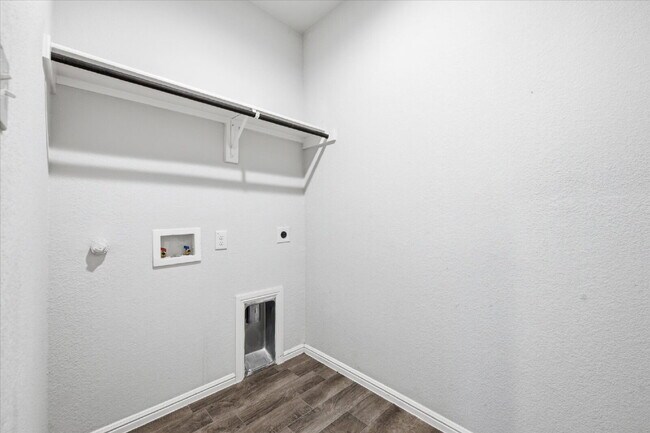 Building Photo - "Spacious 5-Bedroom Oasis in Fort Worth with 2 Full Baths and 2075 Sq Ft of Comfort!" Section 8 W...