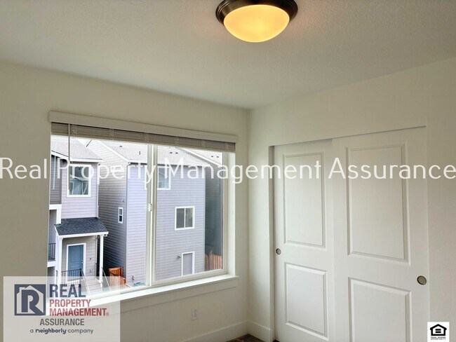 Building Photo - 3023 SW Sherman Pl