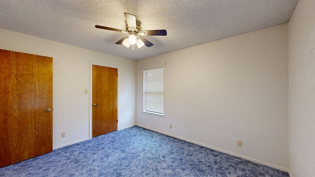 Building Photo - 2 WEEKS FREE + $1,595 for a 3 Bedroom vintage charmer in Harker Heights!