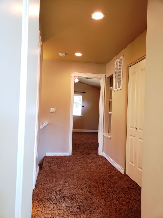 Building Photo - Lovely 3 Bedroom Home with 2 Car Garage