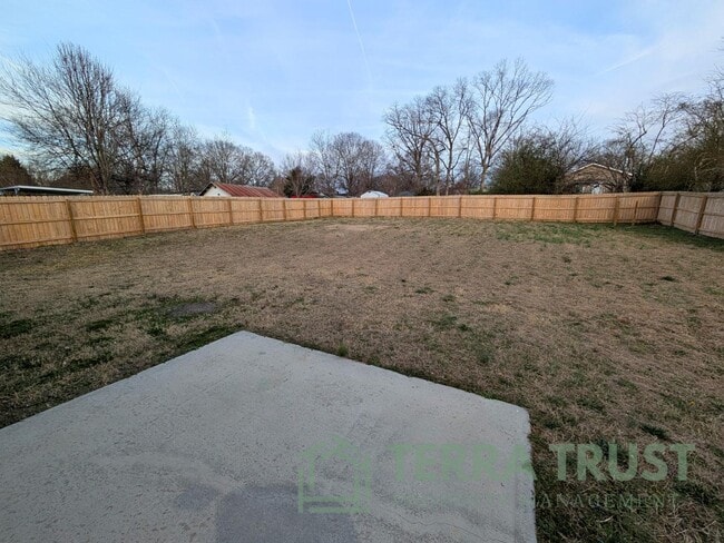 Building Photo - 806 Grace Ave