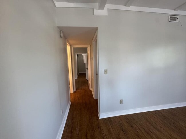 Building Photo - 303 3rd St