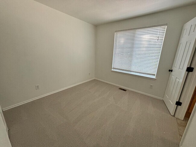 Building Photo - 9724 Queenscliffe Dr