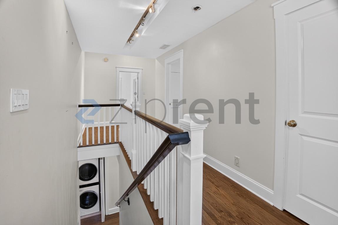 Building Photo - Unit