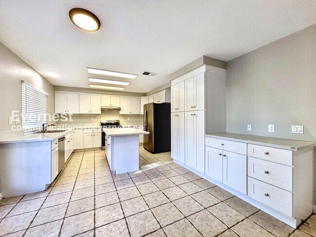 Building Photo - 4-Bedroom Home with Garage / Vouchers Acce...