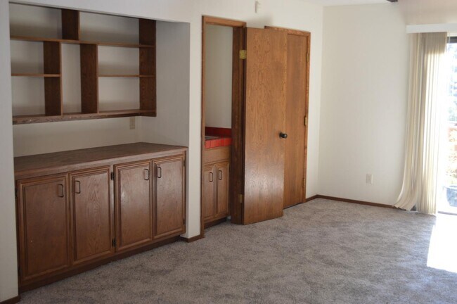 Building Photo - 1005 Drake Ct
