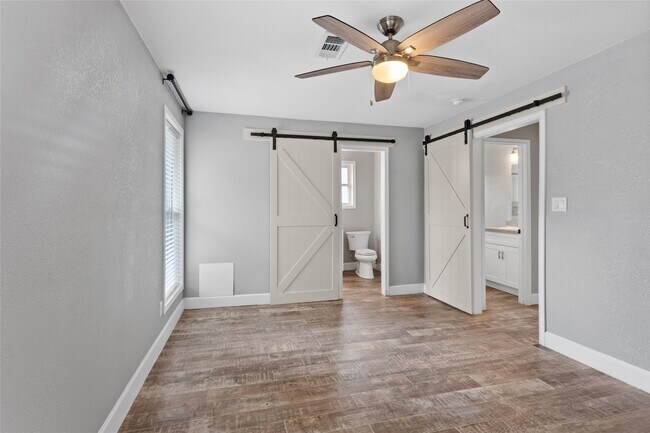 Building Photo - 3310 Oak Dr