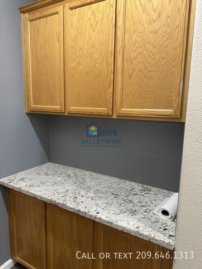 Building Photo - 2555 Crestmore Cir