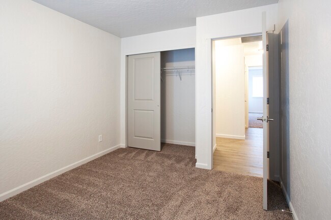 Building Photo - 3027 N Sherwood Dr