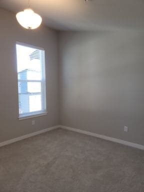 Building Photo - Stunning Tri Level 3/2.5 Townhome in the G...
